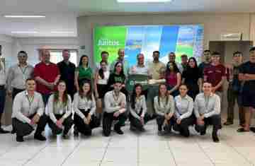 Rio Bonito do Iguaçu - Sicredi entrega Van zero km para acadêmicos 